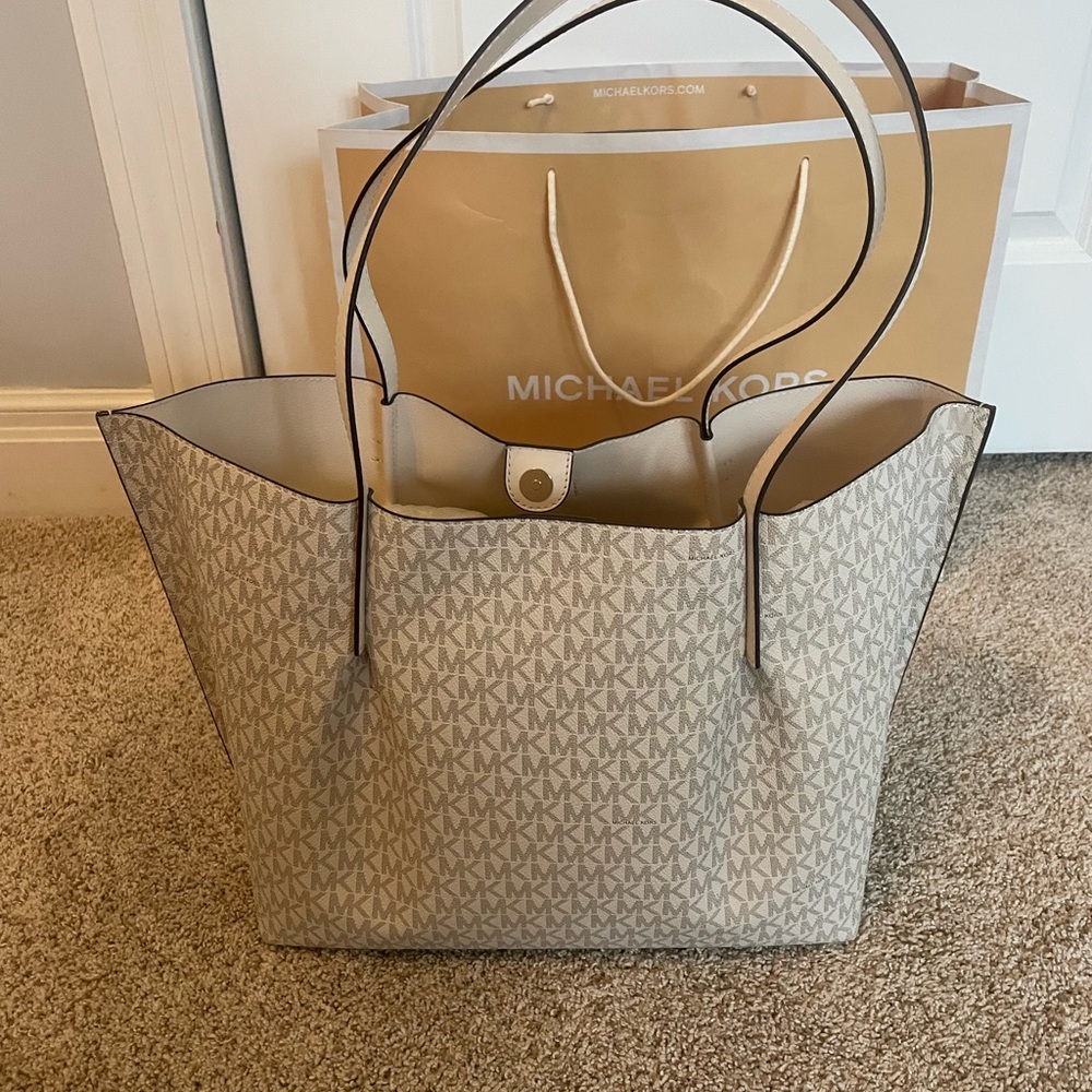 Micheal Kors Emilia Tote and Wallet - Picture 8 of 8